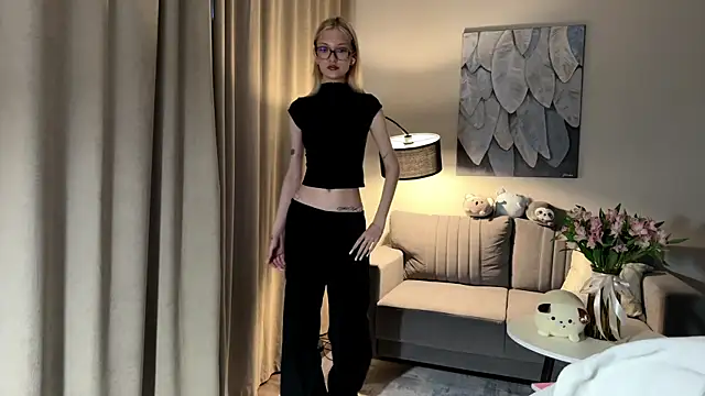 Snapshot of EvelineMolima chatting on 05/11/26, 06:16 EvelineMolima online show from 05/11/26, 06:16