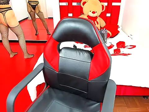 Snapshot of scarlett_red_1 chatting on 04/16/26, 05:36 scarlett red 1 online show from 04/16/26, 05:36