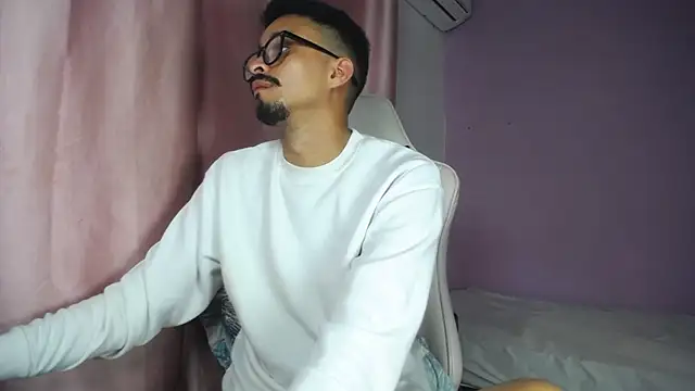 Snapshot of Amir_guy_ chatting on 05/11/26, 04:04 Amir guy online show from 05/11/26, 04:04