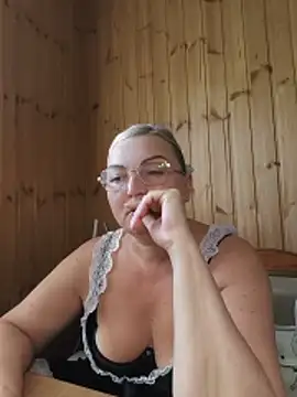 Snapshot of White-Chocolatte chatting on 06/18/26, 02:10 White-Chocolatte online show from 06/18/26, 02:10