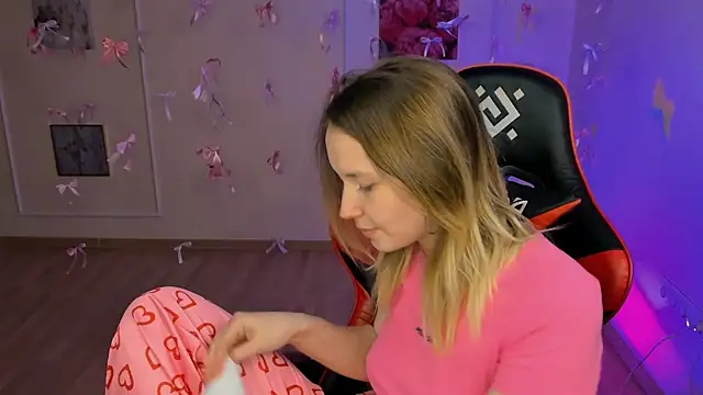 Snapshot of yourella chatting on 04/13/26, 08:53 yourella online show from 04/13/26, 08:53