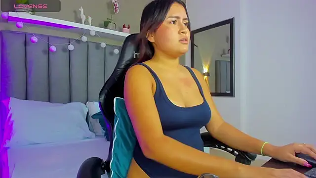 Snapshot of aitana_moon_ chatting on 04/12/26, 02:16 aitana moon online show from 04/12/26, 02:16