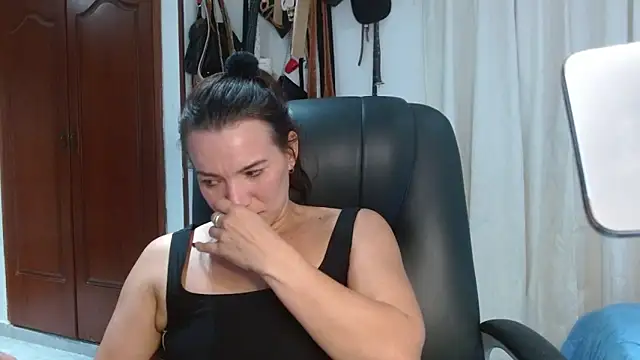 Snapshot of valery_fitt chatting on 04/19/26, 12:33 valery fitt online show from 04/19/26, 12:33