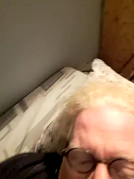 Snapshot of ChrisMtl83 chatting on 04/23/26, 06:25 ChrisMtl83 online show from 04/23/26, 06:25