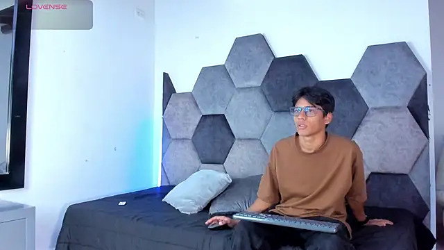 Snapshot of LiamKron chatting on 04/09/26, 11:37 LiamKron online show from 04/09/26, 11:37