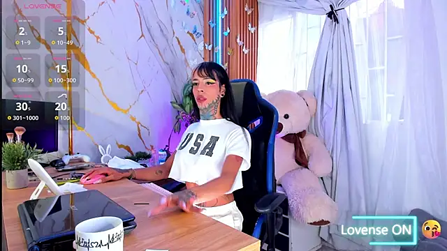 Snapshot of Dafne_kee chatting on 06/26/26, 02:43 Dafne kee online show from 06/26/26, 02:43
