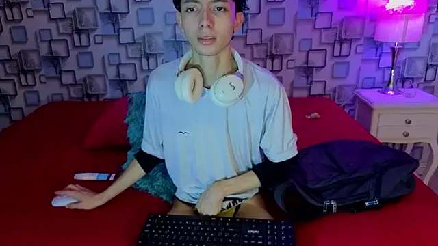 Snapshot of Twink_Sebas7 chatting on 06/19/26, 12:20 Twink Sebas7 online show from 06/19/26, 12:20