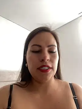MIA ROSSEEE online show from 06/24/26, 07:35