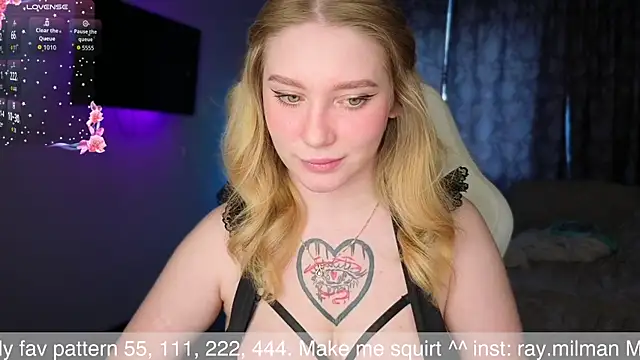 Snapshot of AliceMilr chatting on 04/25/26, 10:18 AliceMilr online show from 04/25/26, 10:18
