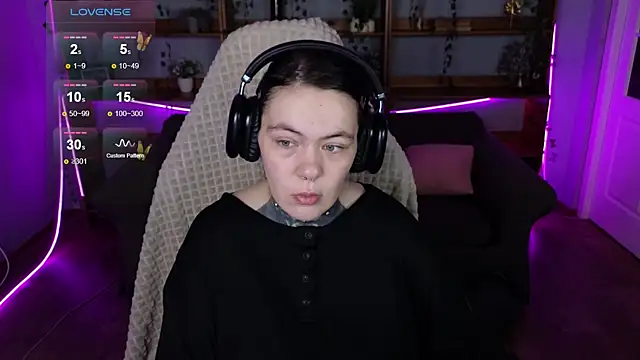 Snapshot of QwertyAnnie_Lbo chatting on 04/10/26, 01:33 QwertyAnnie Lbo online show from 04/10/26, 01:33