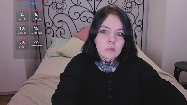 Snapshot of QwertyAnnie_Lbo chatting on 04/23/26, 01:35 QwertyAnnie Lbo online show from 04/23/26, 01:35