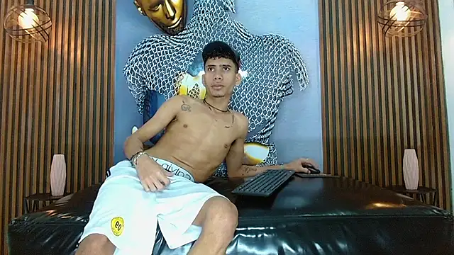 Snapshot of Skinny_cute_Alyer chatting on 04/25/26, 02:14 Skinny cute Alyer online show from 04/25/26, 02:14