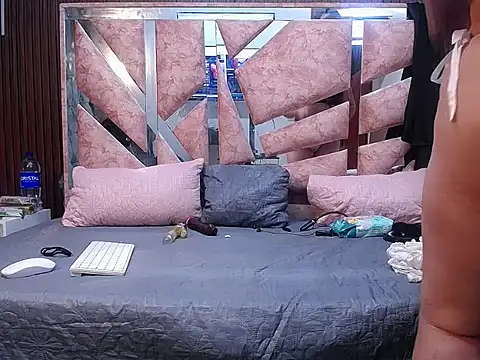 scarletjonescl202 online show from 04/15/26, 04:03