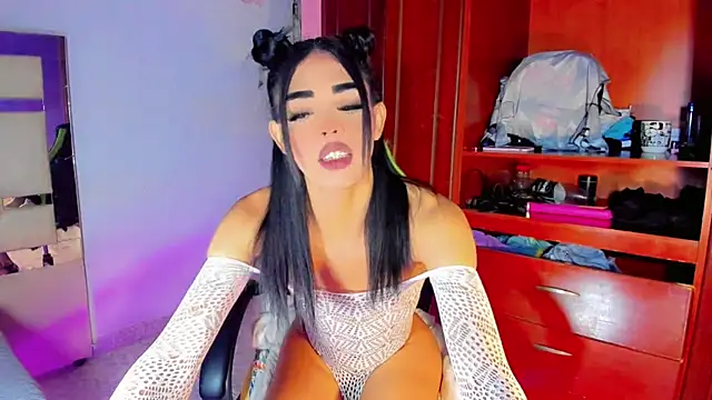 Snapshot of Naomisaenz01 chatting on 06/24/26, 10:31 Naomisaenz01 online show from 06/24/26, 10:31
