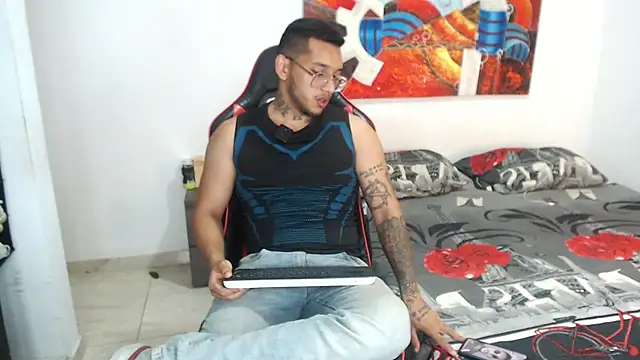 Snapshot of Andymanfit chatting on 04/17/26, 11:41 Andymanfit online show from 04/17/26, 11:41
