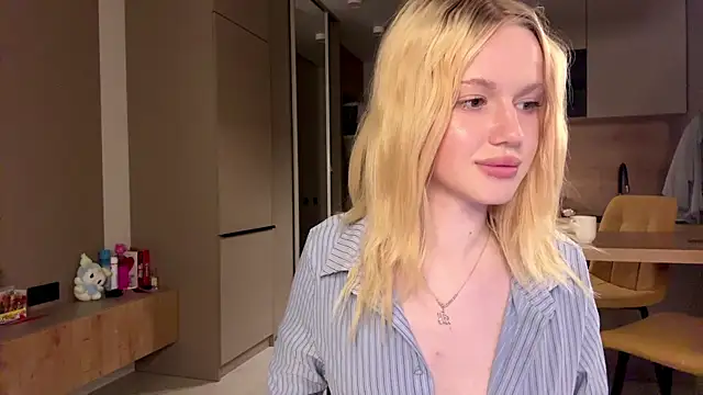 Snapshot of moonavelle chatting on 05/19/26, 01:56 moonavelle online show from 05/19/26, 01:56