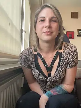 Snapshot of RealLadyDianna chatting on 04/21/26, 06:01 RealLadyDianna online show from 04/21/26, 06:01