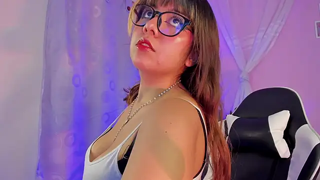 Snapshot of honey_m00n chatting on 04/10/26, 06:45 honey m00n online show from 04/10/26, 06:45