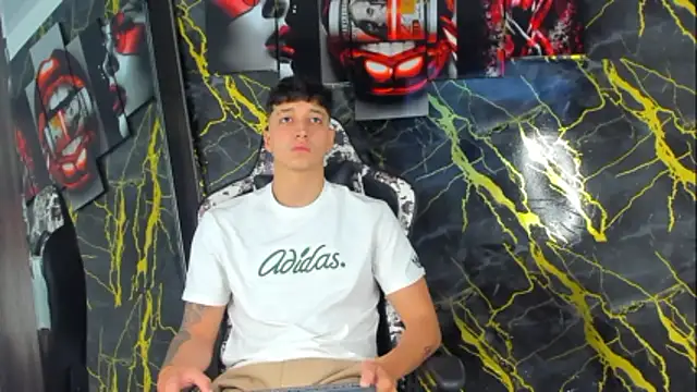 Snapshot of eithan_boy_ chatting on 04/16/26, 12:06 eithan boy online show from 04/16/26, 12:06