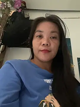 Snapshot of holdmetight21 chatting on 04/13/26, 01:44 holdmetight21 online show from 04/13/26, 01:44