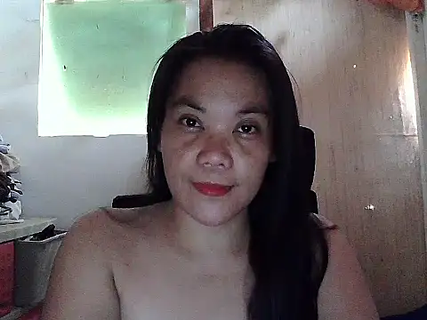 Snapshot of holdmetight21 chatting on 04/18/26, 05:33 holdmetight21 online show from 04/18/26, 05:33