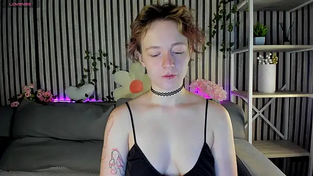 Snapshot of Ricki_Bloom chatting on 07/16/26, 01:11 Ricki Bloom online show from 07/16/26, 01:11