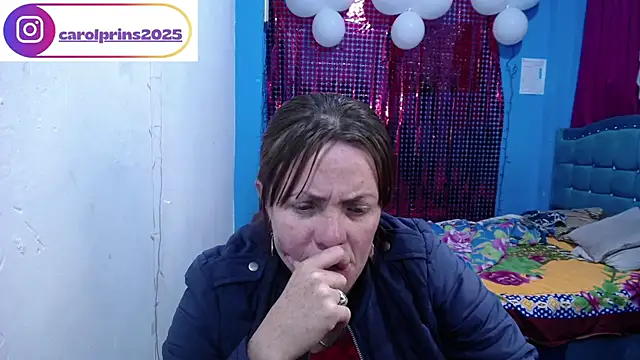 Snapshot of carolinhe26 chatting on 04/17/26, 01:36 carolinhe26 online show from 04/17/26, 01:36