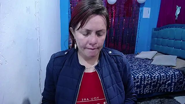 Snapshot of carolinhe26 chatting on 04/18/26, 01:48 carolinhe26 online show from 04/18/26, 01:48