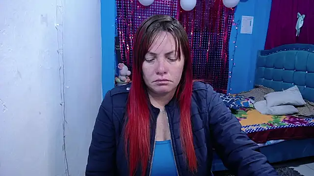 Snapshot of carolinhe26 chatting on 04/19/26, 11:53 carolinhe26 online show from 04/19/26, 11:53