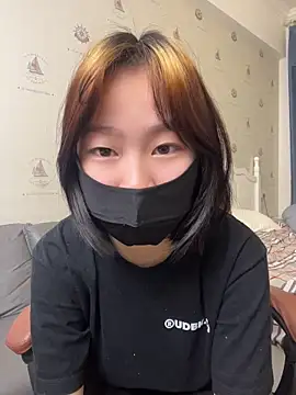 Snapshot of YouYou-999 chatting on 04/10/26, 11:48 YouYou-999 online show from 04/10/26, 11:48