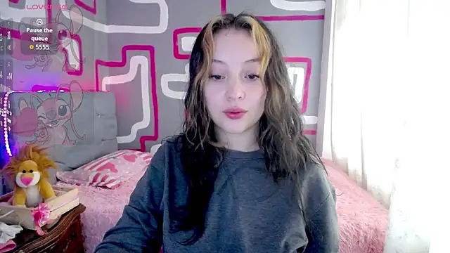 Snapshot of vero_doll12 chatting on 04/13/26, 01:27 vero doll12 online show from 04/13/26, 01:27