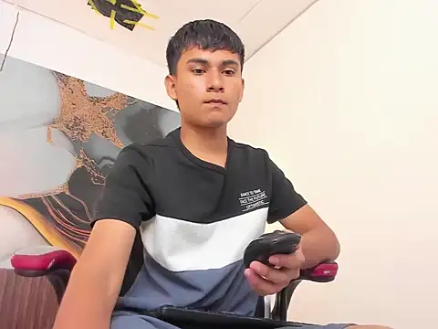 Snapshot of SantiagoCool chatting on 04/18/26, 12:31 SantiagoCool online show from 04/18/26, 12:31