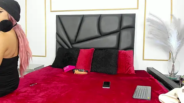 Snapshot of Flor_pink chatting on 04/15/26, 03:35 Flor pink online show from 04/15/26, 03:35