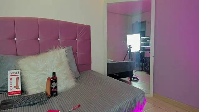 Snapshot of Flor_pink chatting on 05/27/26, 03:36 Flor pink online show from 05/27/26, 03:36