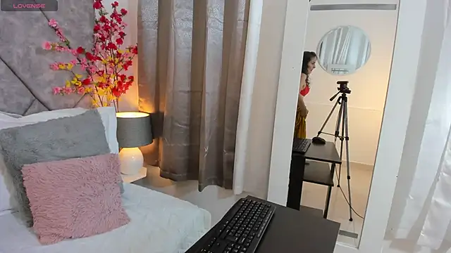 shaliny  online show from 04/14/26, 07:31