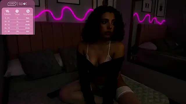 AURORAMILLSS online show from 05/06/26, 03:13