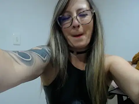 Snapshot of VALELUXX chatting on 04/24/26, 11:18 VALELUXX online show from 04/24/26, 11:18