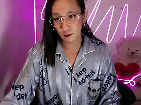 Holley Molley online show from 04/12/26, 05:07