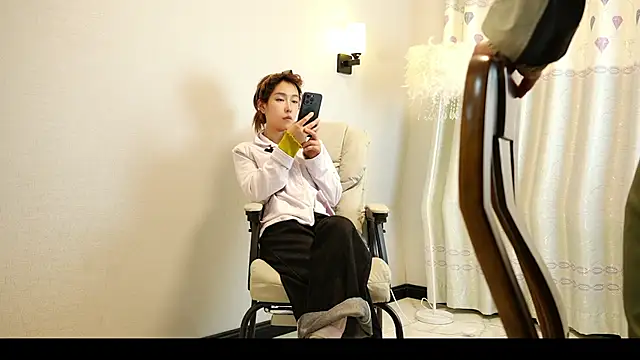 Snapshot of Mia--11 chatting on 04/13/26, 01:38 Mia--11 online show from 04/13/26, 01:38