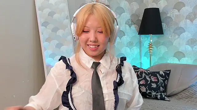Snapshot of AzureMimi chatting on 04/23/26, 02:08 AzureMimi online show from 04/23/26, 02:08