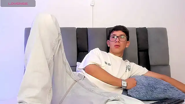 Snapshot of Adrien_silex chatting on 04/15/26, 04:58 Adrien silex online show from 04/15/26, 04:58