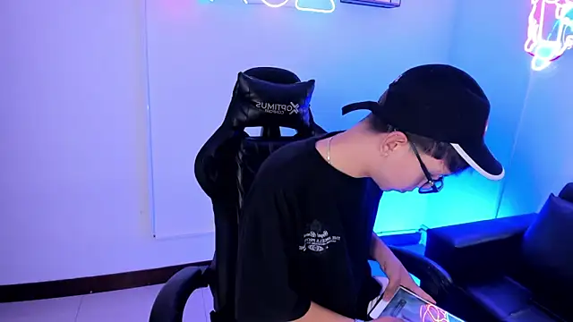 Snapshot of Adrien_silex chatting on 04/16/26, 02:18 Adrien silex online show from 04/16/26, 02:18