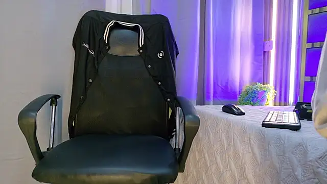 Snapshot of Leo_Miller_ chatting on 04/23/26, 12:29 Leo Miller online show from 04/23/26, 12:29