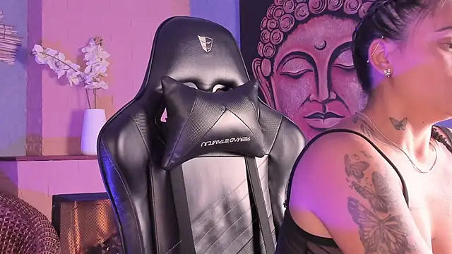 Snapshot of MILATEMPTRESS chatting on 04/20/26, 01:36 MILATEMPTRESS online show from 04/20/26, 01:36