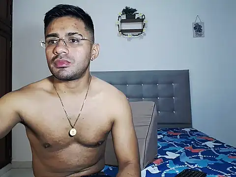 Snapshot of zeussexyhot chatting on 04/21/26, 09:17 zeussexyhot online show from 04/21/26, 09:17