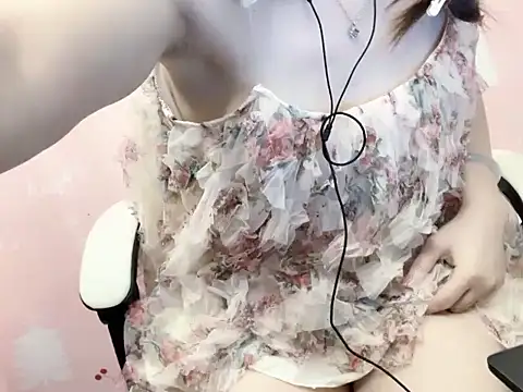 Snapshot of Luna3579 chatting on 04/25/26, 09:23 Luna3579 online show from 04/25/26, 09:23