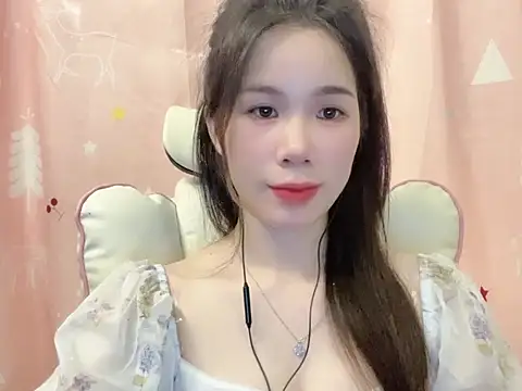 Snapshot of Luna3579 chatting on 05/05/26, 05:10 Luna3579 online show from 05/05/26, 05:10