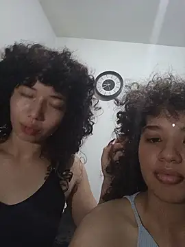 Snapshot of Chloe_and_Violeta chatting on 04/24/26, 07:49 Chloe and Violeta online show from 04/24/26, 07:49