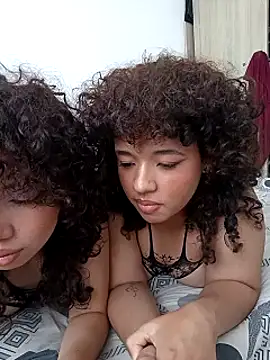 Snapshot of Chloe_and_Violeta chatting on 07/10/26, 01:25 Chloe and Violeta online show from 07/10/26, 01:25