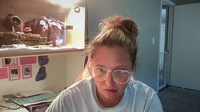 Snapshot of MUSCLEMOMMY1365 chatting on 04/23/26, 04:20 MUSCLEMOMMY1365 online show from 04/23/26, 04:20